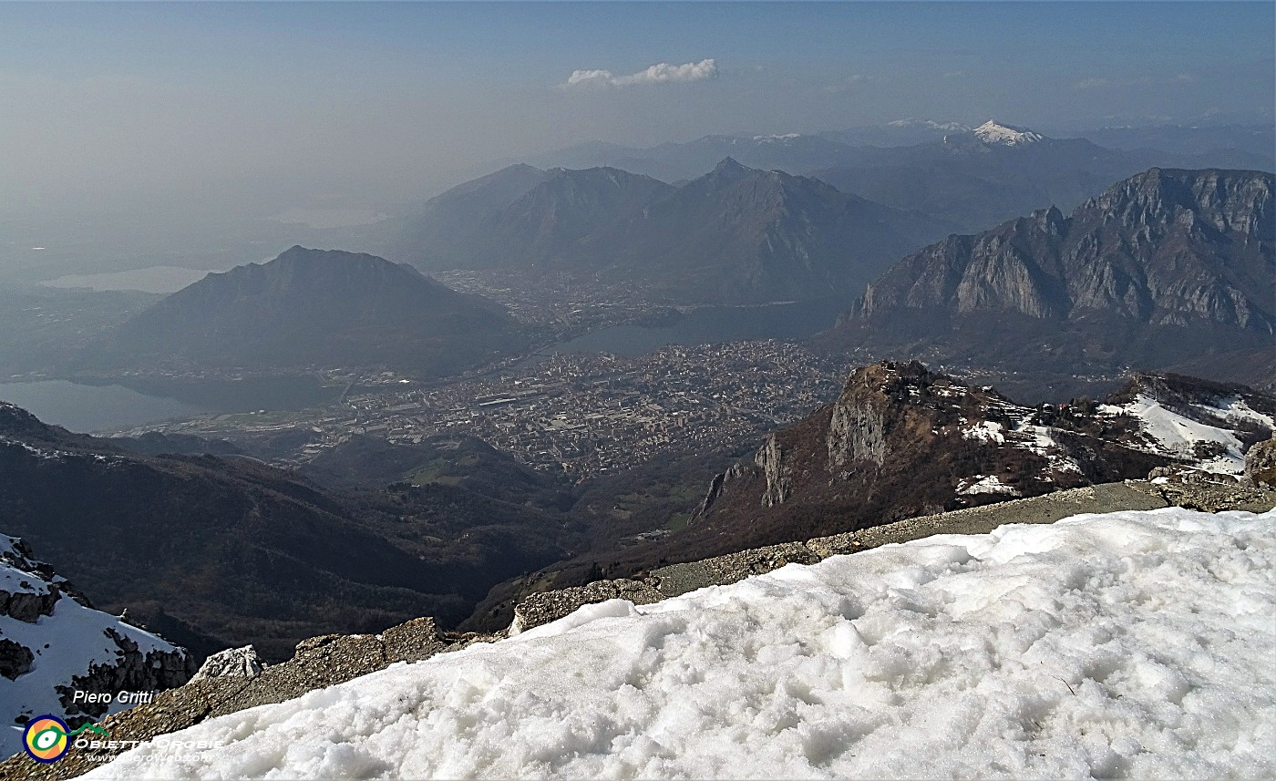 56 Lecco, i suoi laghi, i suoi monti...con lieve foschia.JPG -                                